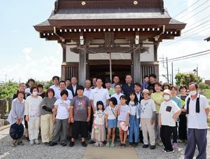 神社前で深井新田の皆さんと市長との記念撮影