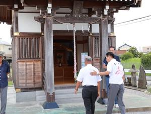 屋外で深井新田の方々と談笑する市長