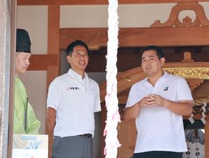 屋外で深井新田の方々と談笑する市長