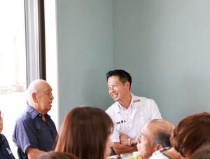 懇親会で談笑する市長