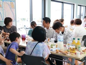 懇親会で談笑する市長