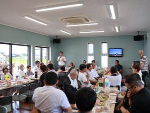 マイクで皆さんに挨拶をする市長