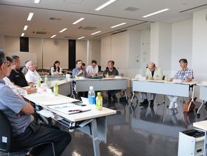 意見や提案を発言する研究員の方々