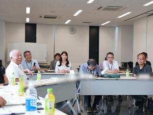 意見や提案を発言する研究員の方々