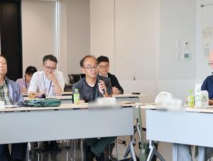 意見や提案を発言する研究員の方々