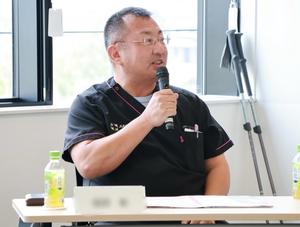 意見や提案を発言する研究員の方々