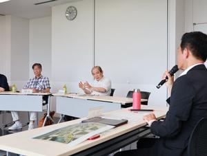 意見や提案を発言する研究員の方々