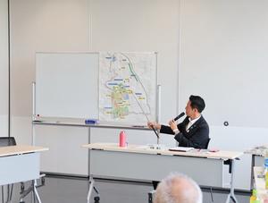 市域図を指し棒で説明をする市長