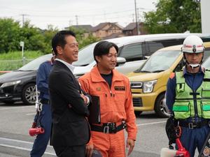 隊員と談笑する市長