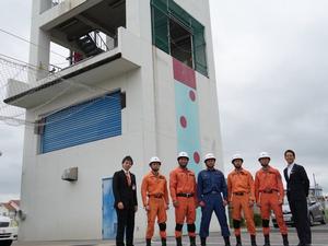 隊員と中原市長と高野町長との記念撮影