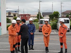 隊員と握手をして激励する市長