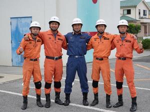 肩を組んで記念撮影する隊員の皆さん