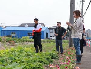 圃場に着いた市長