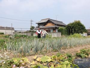 圃場を見渡す市長
