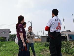 富田さんと談笑する市長