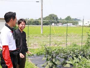 平野さんと談笑する市長