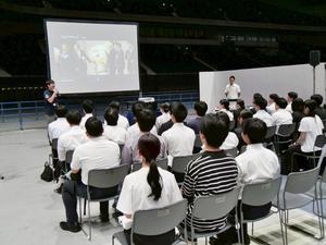 特設会場で来場者に説明する市長