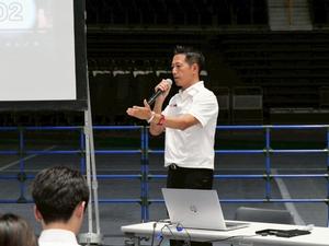 特設会場で来場者に説明する市長