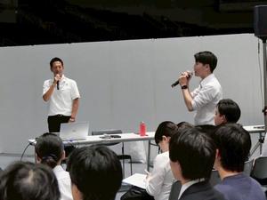 特設会場で来場者に説明する市長