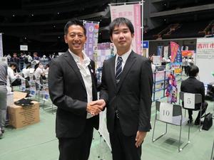 吉川市に関わってくれている学生と市長とのツーショット