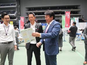 春日部市長と話をする市長