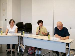 意見を述べる委員