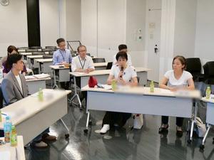 意見を述べる委員