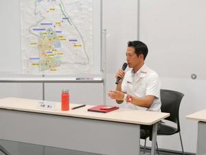 市全体の市政について説明する市長