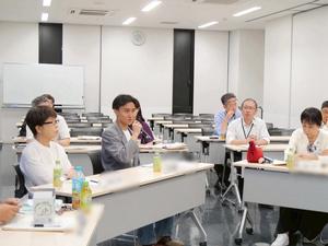 意見を述べる委員