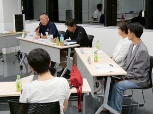 意見を述べる委員