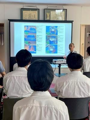 社屋で説明を受ける高校生たち