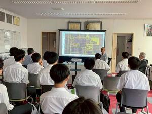 社屋で説明を受ける高校生たち