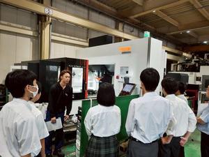 工場内で説明を受ける高校生たち