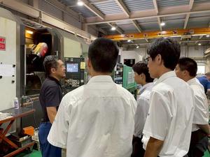 工場内で説明を受ける高校生たち