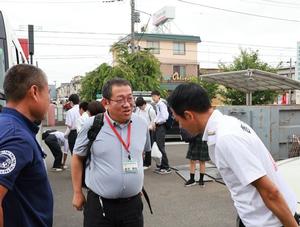 引率の高校の先生と挨拶をする市長