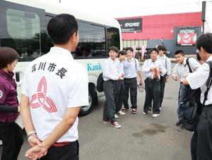 高校生を笑顔で迎える市長