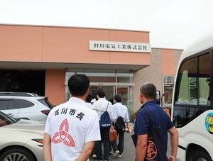 高校生を笑顔で迎える市長