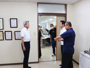 株式会社大東製作所の社長と話す市長