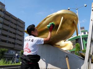 金のなまずを磨く市長