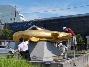 金のなまずを磨く市長と職員