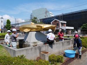 清掃中休憩する市長と職員たち