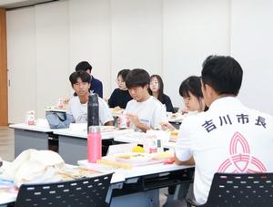 意見を伝える生徒