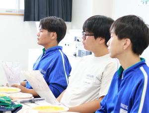 市長の話を真剣な表情で聞く生徒