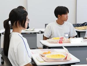 市長の話を真剣な表情で聞く生徒