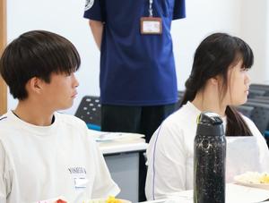 市長の話を真剣な表情で聞く生徒