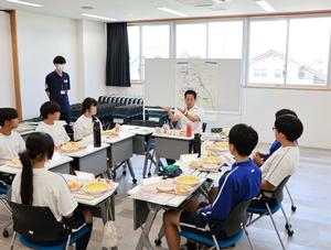 身振りを加えて説明をする市長