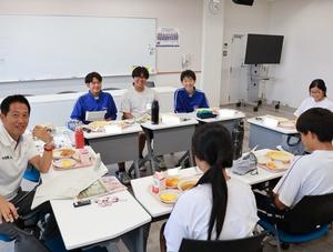 みんな笑顔の一場面