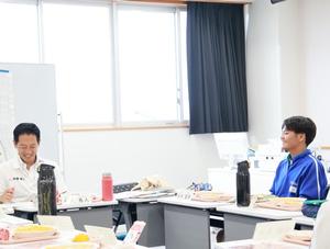 笑顔で話す生徒と市長