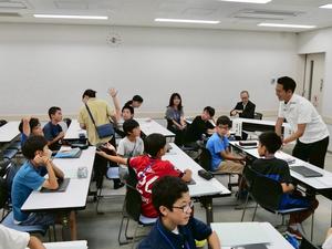 開会前に児童生徒に声をかける市長