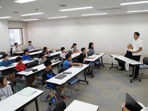 市長の挨拶を真剣な表情で聞く児童生徒